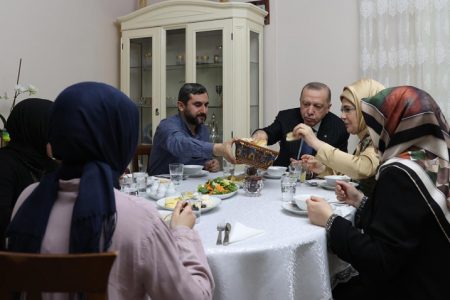 الرئيس أردوغان ضيفا على مائدة رمضانية