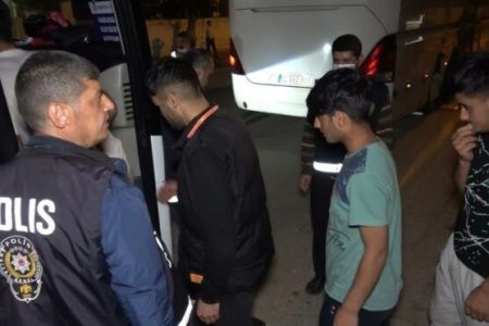 إلقاء القبض على 74 مهاجر غير شرعي في أديامان!