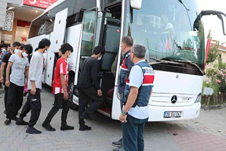 إرسال 227 مهاجراً غير شرعياً إلى اسطنبول تمهيداً لترحيلهم