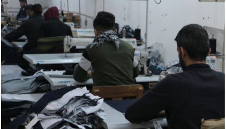 عدد من العمال السوريين والأجانب