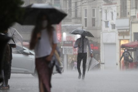 الأرصاد الجوية تحذر من أمطار غزيرة وعواصف في بعض الولايات التركية