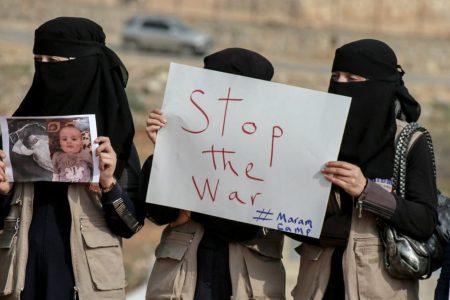 سوريون يحتجون على هجمات نظام الأسد ضد المدنيين في إدلب