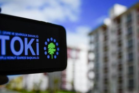 هيئة الإسكان التركية “TOKİ” ترد ادعاءات منح منازل للسوريين في هاتاي