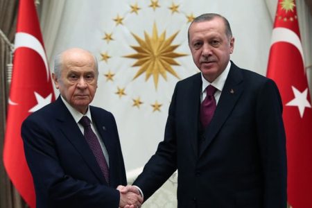 كان خصما لدودا لأردوغان وتحول إلى حليفه المساند.. من هو دولت بهجلي زعيم حزب الحركة القومية؟