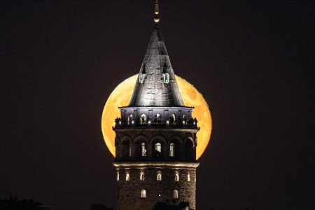 قمر على شكل بدر كامل يسحر سكان إسطنبول الليلة الماضية