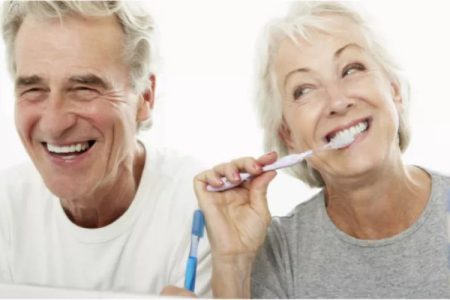 لماذا تكون اضطرابات الفم والأسنان أمراً شائعاً بين كبار السن؟