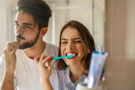 لِمَّن يشكون من اللثة الحساسة.. إليكم أفضل معجون أسنان