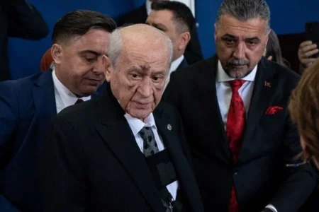ظهرت على وجهه كدمات.. لماذا خرج زعيم حزب الحركة القومية التركي بهذا الشكل؟