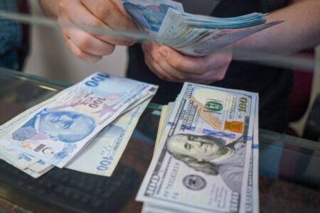 سعر الليرة التركية أمام الدولار يقترب من 33 ليرة!