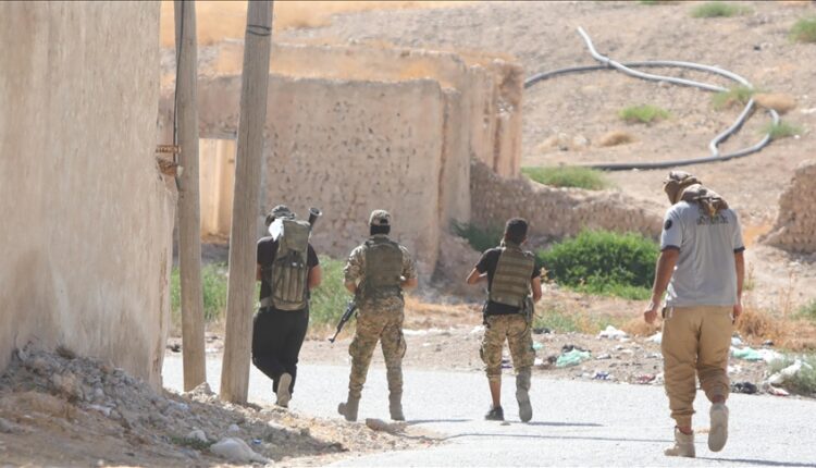 صور لمسلحين عرب بعد اندلاع اشتباكات بين العشائر العربية ومليشيات قسد